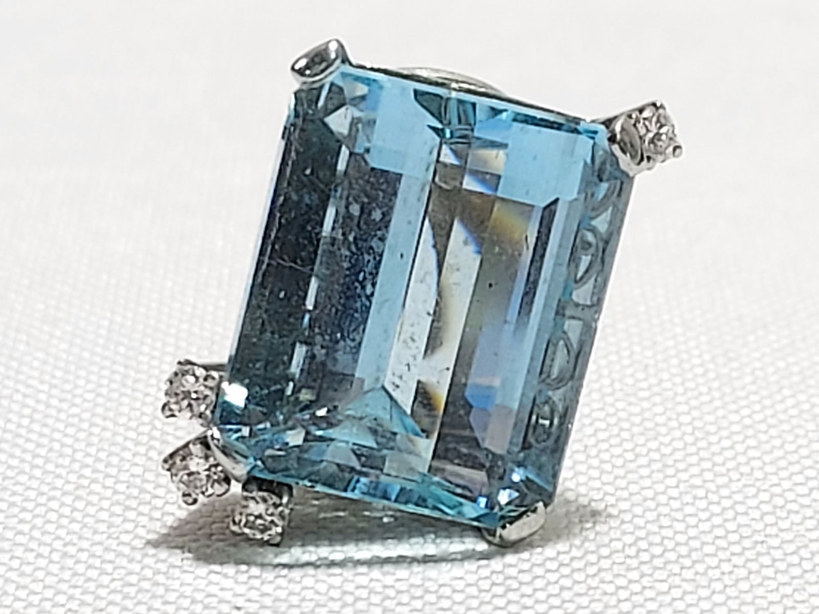 HJ62 Platinum SINGLE aquamarine & diamond earring (1 of 6)