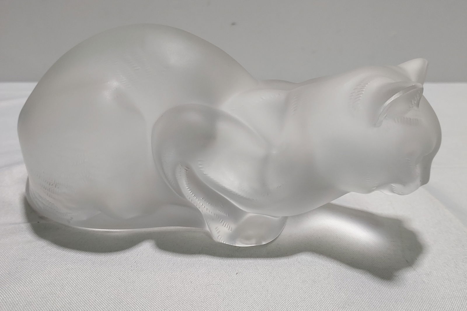 H288 Lalique crystal "Chat Couche" crouching cat (1 of 5)