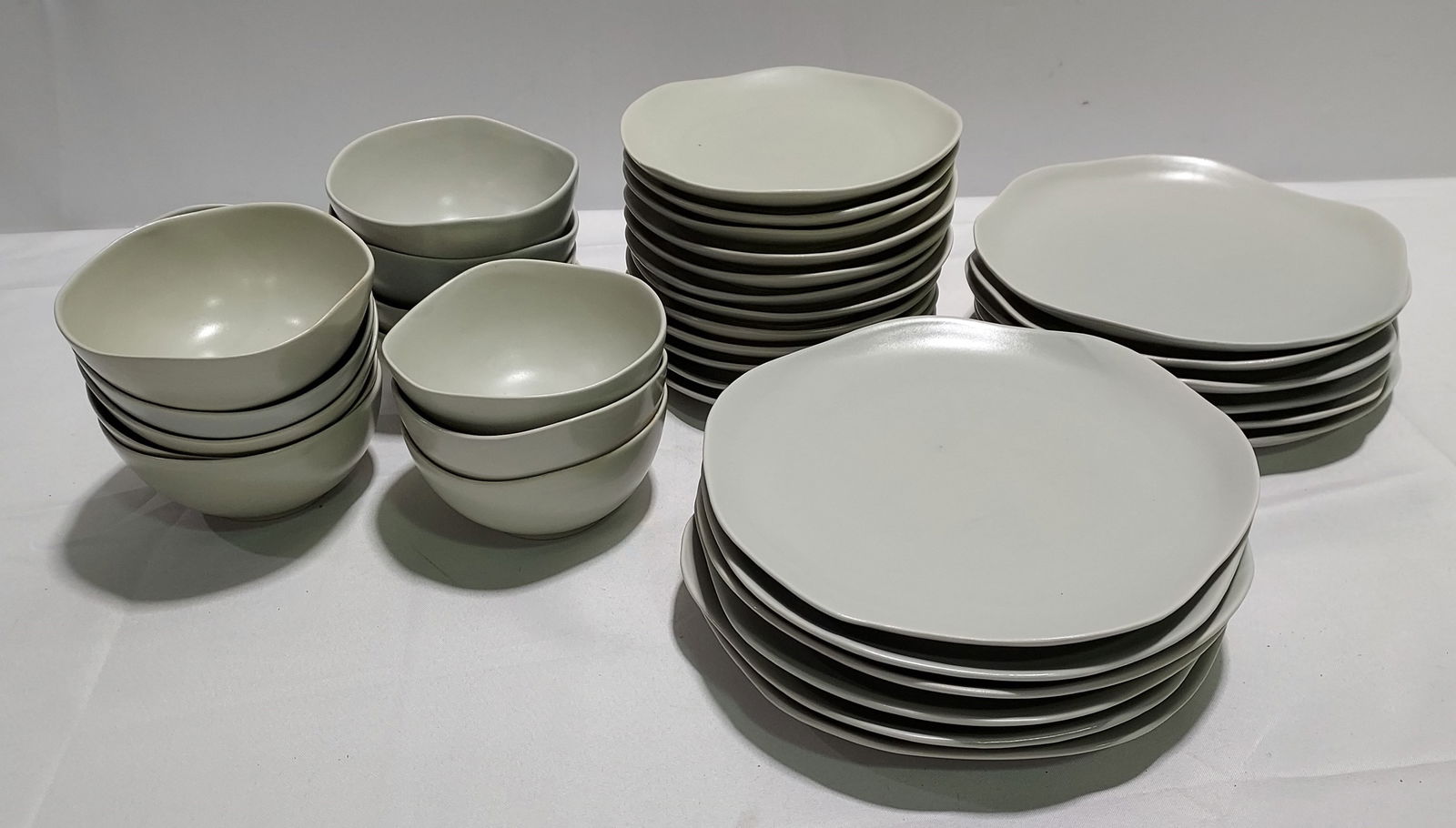 H1583 36 pc Vance Kitira ceramic dinnerware (1 of 5)