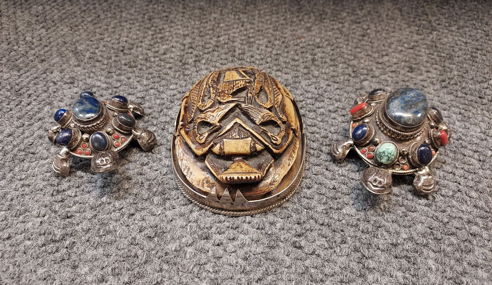 H1636 Lrg Scarab & turtles Sterling Silver & stone: Lrg Carved Scarab beetle with an encased sterling silver base. The scarab appears to be a stained resin or bone. 1.5" x 5" x 3.5". Stamped 925. The larger turtle sterling silver set with lapis, red co