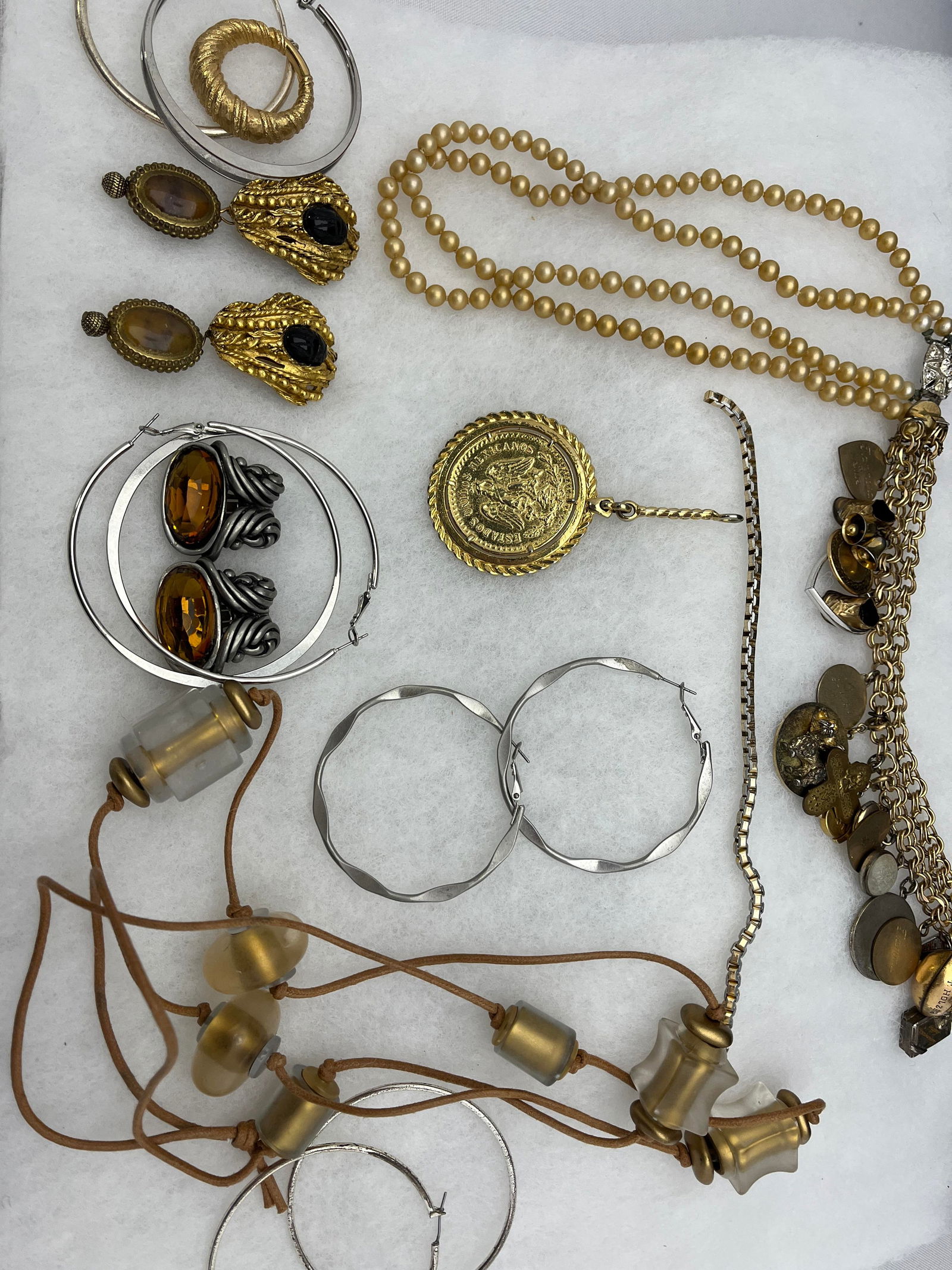 H634 10 pcs signed and unsigned costume jewelry (1 of 4)