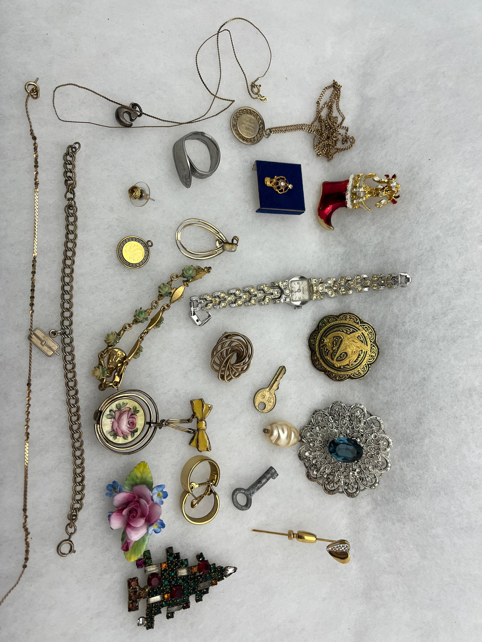 H635 24pc signed and unsigned costume jewelry: 24 pcs signed and unsigned costume jewelry: 1- an Artone gold tone and bone china flower brooch;2 a Stratford silver tone and rhinestone ladies vintage wristwatch; 3- an unsigned gold tone and green c