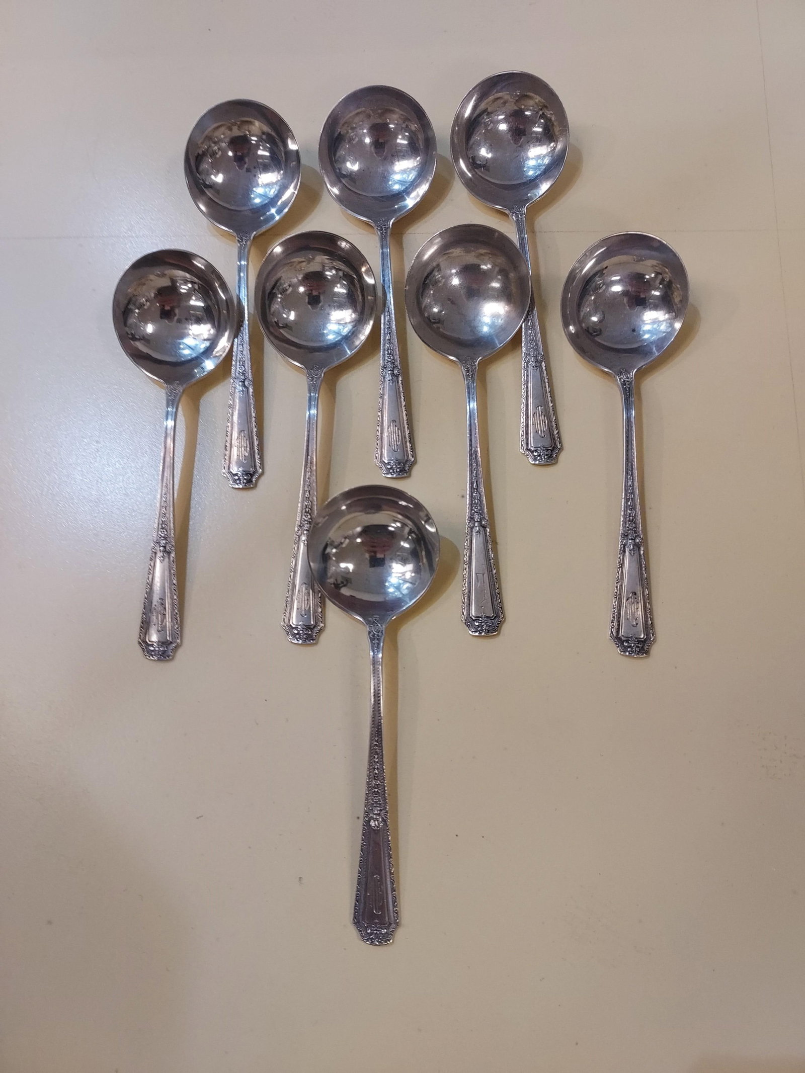 H201 8 Towle Louis "XIV" gumbo soup spoons.: 8 Towle Louis "XIV" gumbo soup spoons. Single monogram. - 173 gms