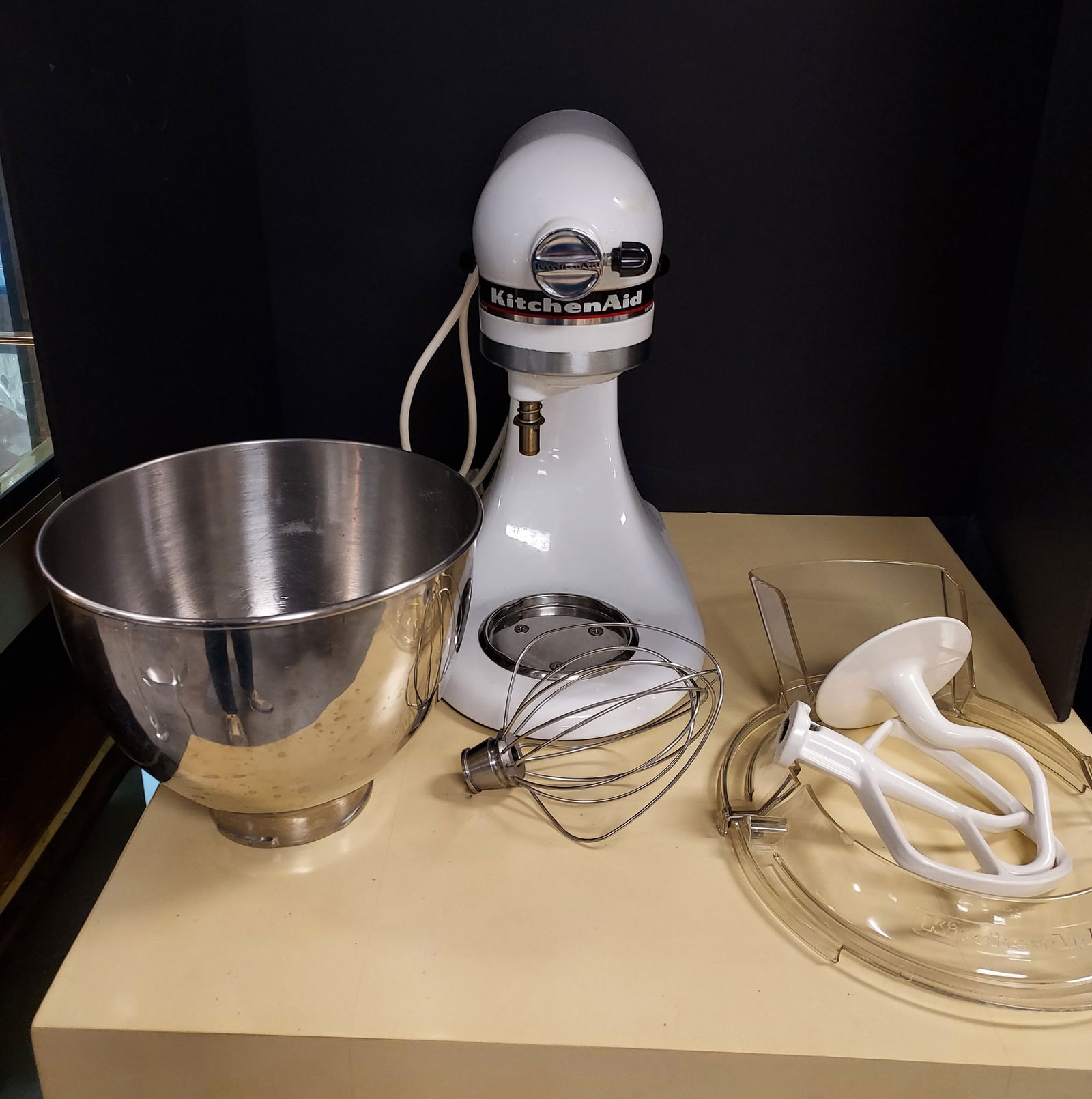 H344/346 Kitchenaid white mixer & a Cusinart (1 of 19)