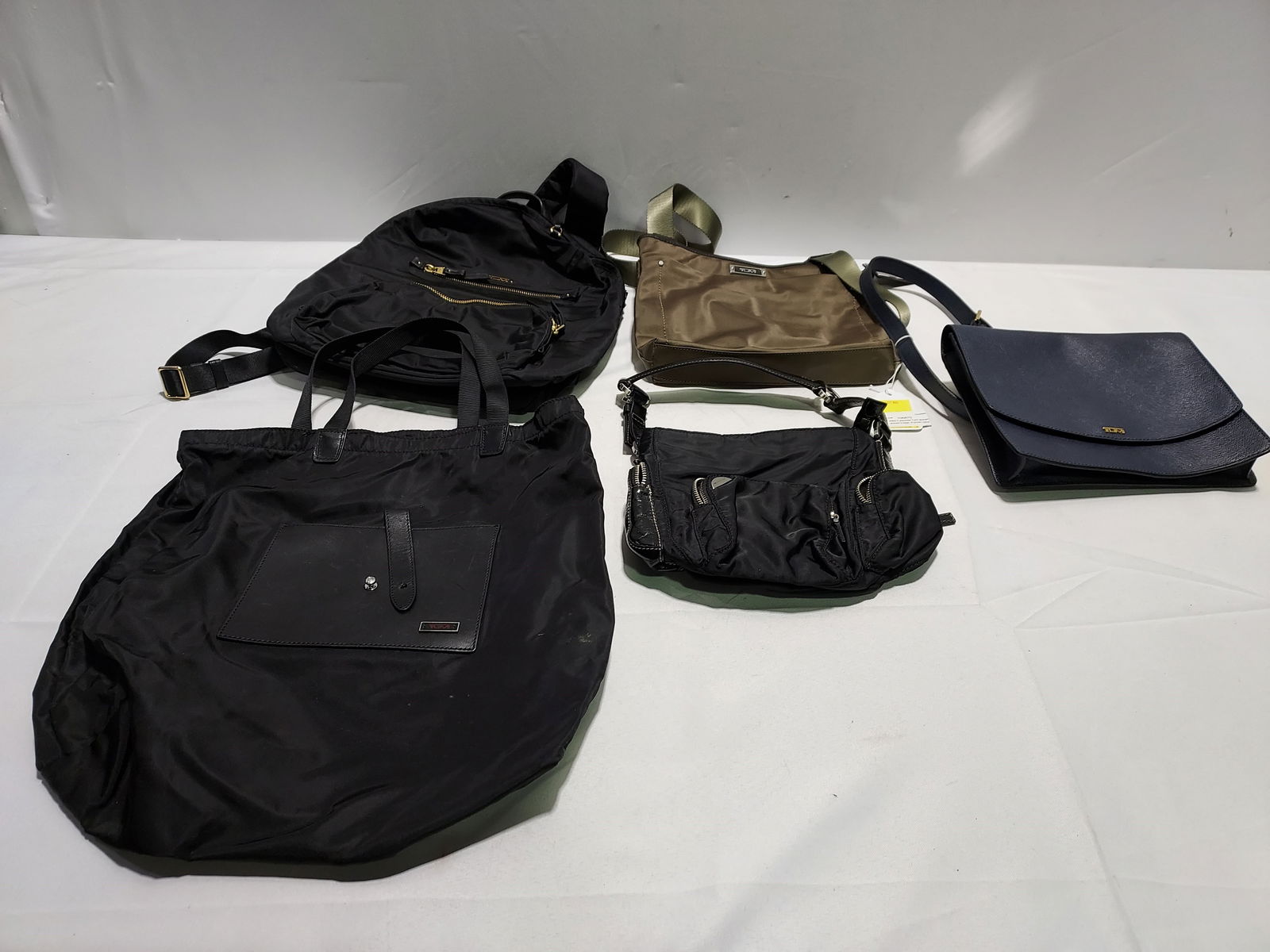 H964 5 assorted Tumi women's bags (1 of 15)