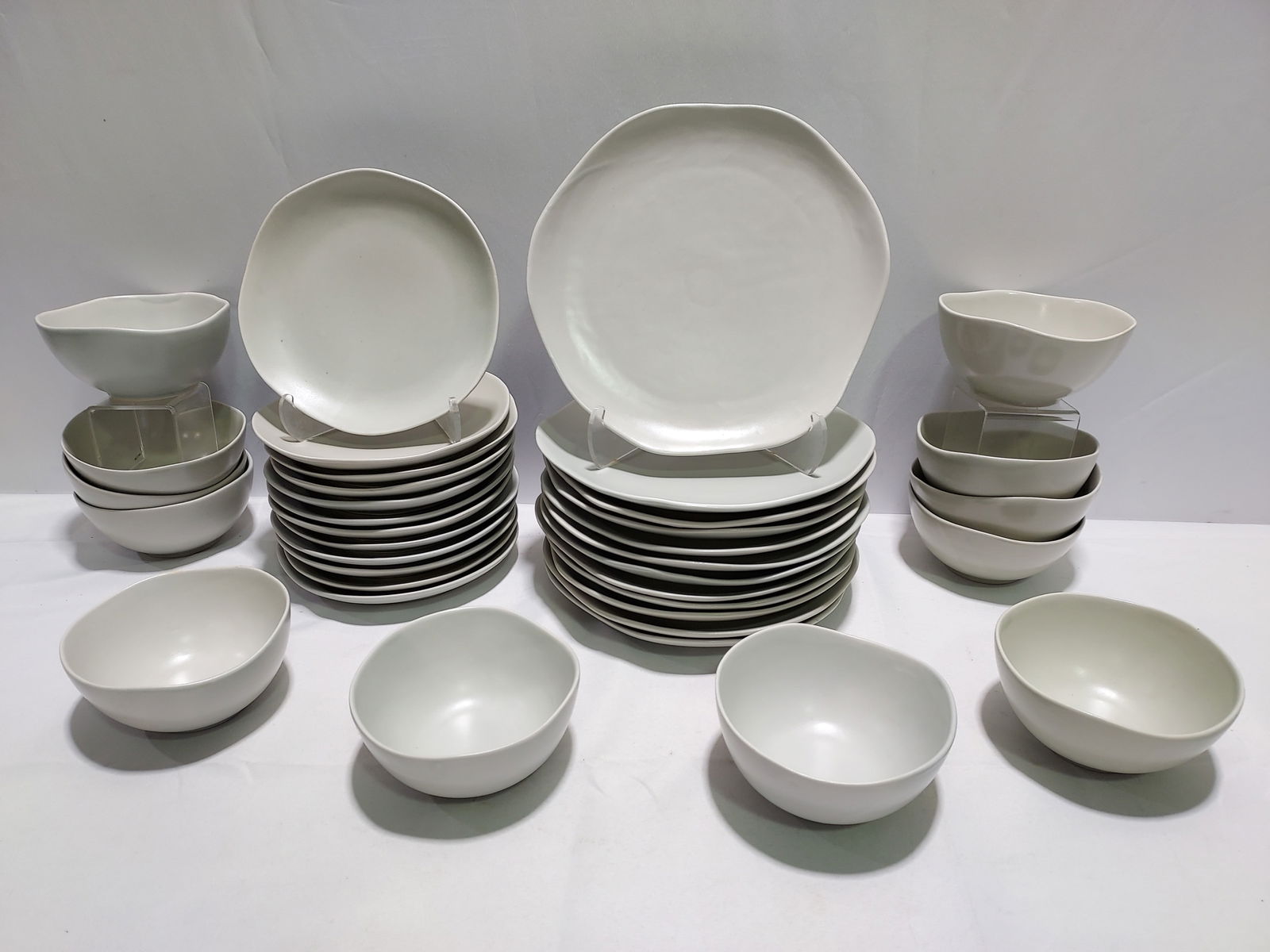 H1583 48pc Vance Kitira dinnerware and bowls (1 of 6)