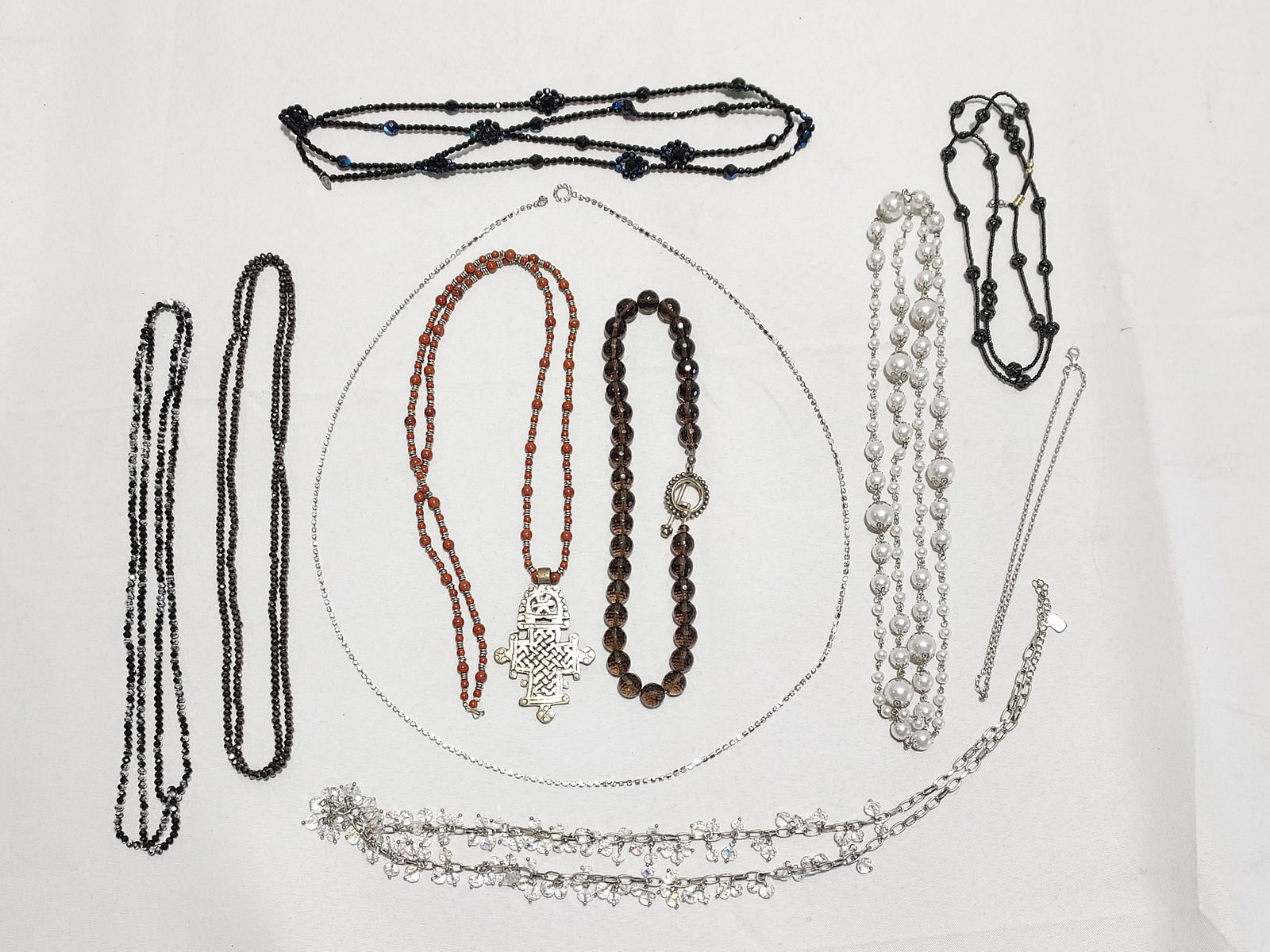 H628 22 pcs signed and unsigned costume jewelry (1 of 8)