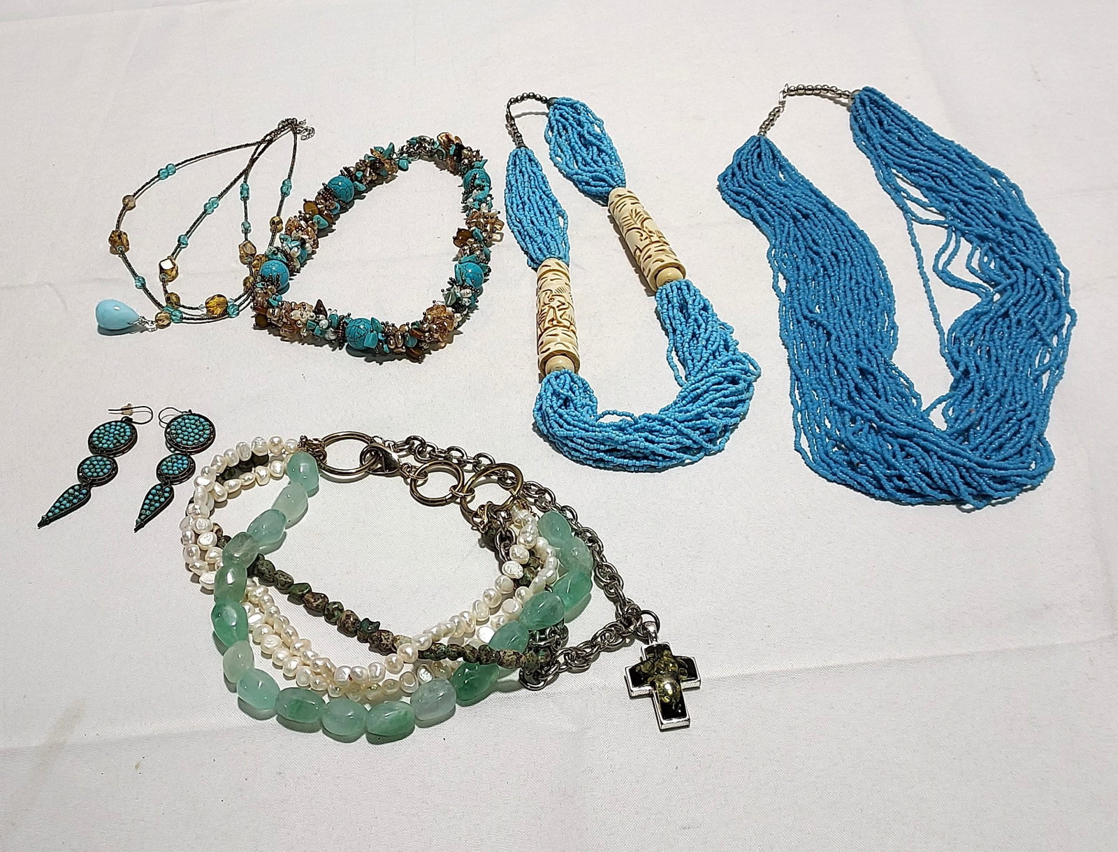H599 6 pcs unsigned beaded costume jewelry: 6 pcs unsigned beaded costume jewelry: 1- a multi strand turquoise color bead necklace; 2- a multi strand turquoise color bead necklace with two large carved bone accents; 3 necklace with agate, pearl