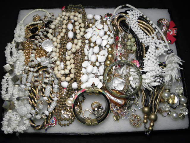 TRAY LOT ASSORTED LADIES COSTUME JEWELRY: MONET, ETC: Lot of assorted ladies costume jewelry. Includes a wide variety of pieces: necklaces, bracelets, rings, earrings, pendants, watches, pins, and more. Materials include glass, faux gems, gold tones, sil