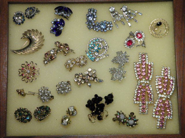 TRAY LOT ASSORTED LADIES COSTUME JEWELRY: BURT CASSELL,: Tray lot of assorted ladies costume jewelry. Includes various name brands such as Burt Cassell and Trifari. Pieces include mostly earrings and brooches, also some sterling silver, see images. Conditio