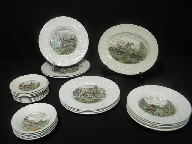 ASSORTED COPELAND SPODE HERRING HUNT PLATES: 27PCS: Lot of assorted Copeland Spode Hunt plates, after John Herring Sr. Transfer decorated and hand colored. Includes (1) 11.75" x 9.5" "Going To Halloa" serving plate (two hairline cracks, discoloration),