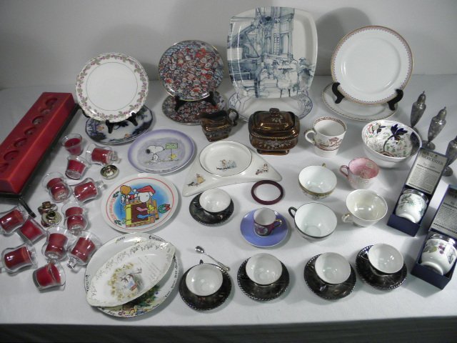ASSORTED CERAMICS & PORCELAIN, ETC 35+ PCS: Lot of assorted ceramics, porcelain, and more. Includes over 35 pieces: ceramic lidded sugar and creamer with brown lustre finish, an early Imari style bowl, Imari style ironstone plate, two Royal Wor