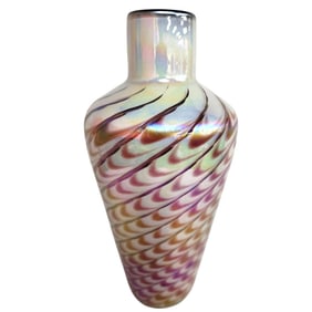 THE GLASS EYE PULLED FEATHER 1980S IRIDESCENT VASE