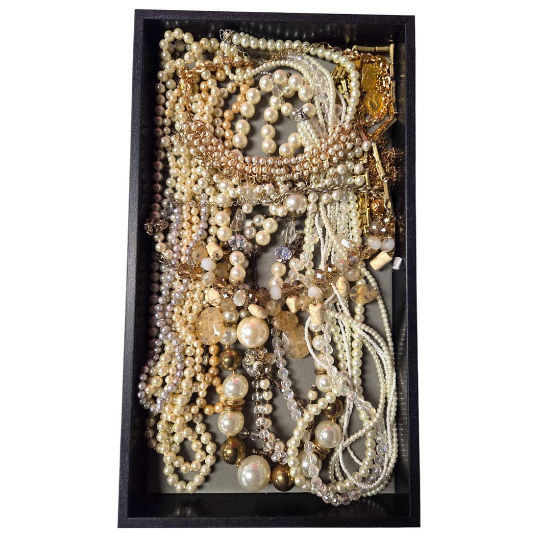 14+ NECKLACES: PEARL, CRYSTAL, AGATE ETC: An assortment of faux and freshwater pearls, pearls with crystals, pearls with gold tone fittings, Agate and stone necklace, Gold tone geometric necklace, gold -tone coin necklace Gold -tone tassel ne