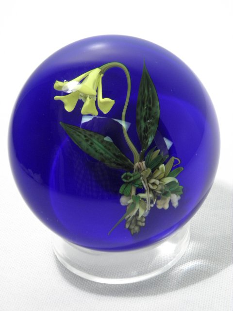 PAUL J STANKARD FLORAL ART GLASS PAPERWEIGHT: Paul J. Stankard round floral art glass paperweight depicting a yellow flower over a cobalt blue ground. Signed on base with blue "S" signature cane, and also engraved on base "A89 1984". Condition: r