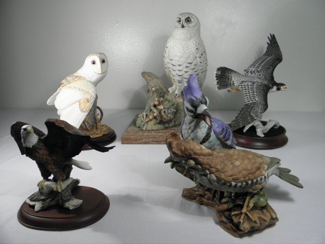 FIVE PORCELAIN AVIARY SCULPTURES: Lot of five assorted porcelain aviary sculptures, most by The Franklin Mint. Two Blue Jays is a collectible liquor decanter. Each pieces includes a wooden base, expect the decanter. Condition: loss to
