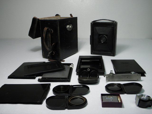 CARL ZEISS IKON COMPUR IDEAL 250/7 FOLDING PLATE CAMERA: Carl Zeiss Ikon Compur Ideal 250/7 folding plate camera. Carl Zeiss Jena Nr. 962122 Tessar 1:4,5 f=13,5cm lens. Also includes leather case, various back plates, lenses (such as Zeiss Jena Proxar lens,