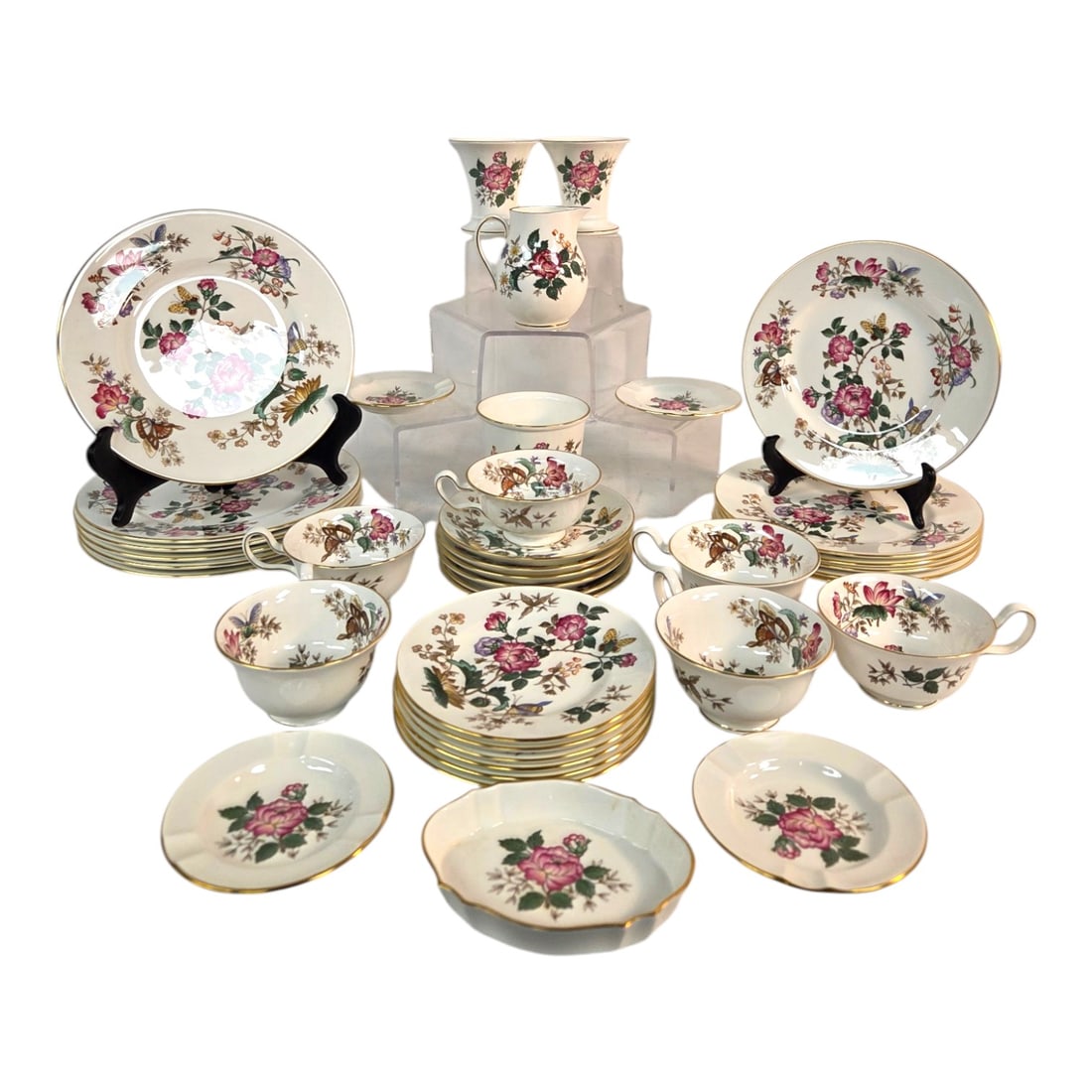 SET OF 6 WEDGWOOD "CHARNWOOD" ENGLISH BONE CHINA: Wedgwood set of 6 Engish Bone China in the pattern Charnwood . This pattern was produced from 1951 to 1987. Features a vibrant stylized, Asian inspired floral print and gleaming gold tone rim. Lot inc