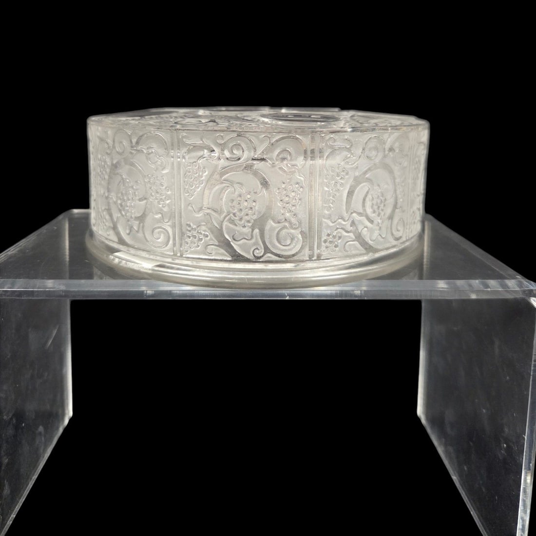 LALIQUE "ROGER" LIDDED GLASS DRESSER/POWDER BOX: Lalique lidded glass dresser or powder box in Roger pattern. Originally introduced in the 1926 Art Deco period. This pattern features intricate frosted and relief - molded panels of birds and exotic g