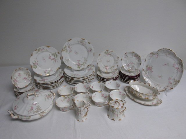 THEODORE HAVILAND PORCELAIN DINNERWARE: 52 PCS: Theodore Haviland porcelain dinnerware. Includes (8) 9" plates, (8) 8" plates, (8) 5" fruit bowls, (7) 6.25" plates, (8) 5.5" saucers, (8) 4.5" cups, (1) 10.25" wide covered tureen, (1) 4" tall covere