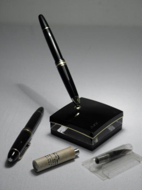 MONTBLANC FOUNTAIN PEN & HIGHLIGHTER DESK SET: Montblanc German fountain pen and highlighter desk set. Fountain pen is a Meisterstuck No. 149, highlighter is also a Meisterstuck, and sits in a black and clear acrylic base (monogrammed RMG). Lot in