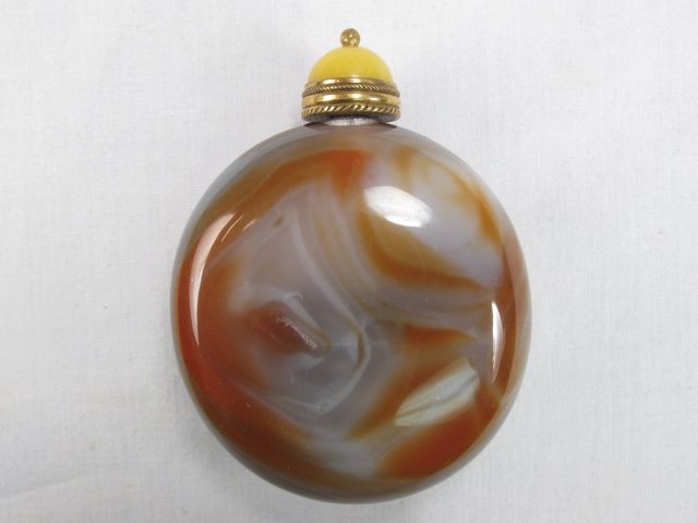 CHINESE SOLID STONE AGATE SNUFF BOTTLE: AMAZING VINTAGE CHINESE SOLID STONE AGATE SNUFF BOTTLE WITH BRASS AND YELLOW JADE TOP WITH SPOON - MEASURES 2.75" X 2"