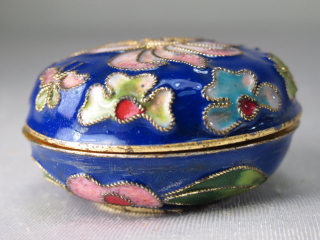 CHINESE CLOISONNE TRINKET BOX: SMALL CHINESE CLOISONNE FLORAL TRINKET / PILL BOX - MEASURES 1.5" DIAMETER