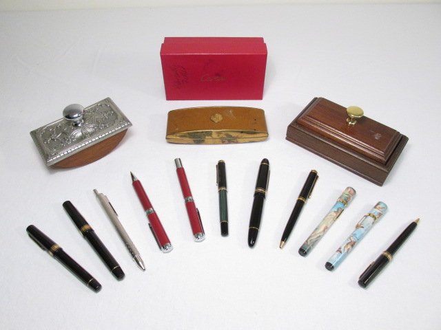 ASSORTED PENS & DESK ACCESSORIES: MONTBLANC, ETC.: Lot of assorted pens and desk accessories. Includes (2) desk blotters and various pens. Pens include a Parker "51", Montblanc Meisterstuck No. 149 (engraved R.N.E. on cap), Omas Extras fountain pen wi