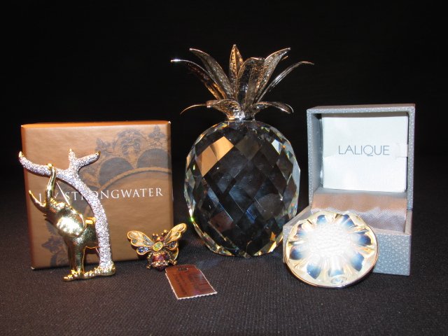 ASSORTED COLLECTABLE DECORATIVES: STRONGWATER, LALIQUE,: Lot of assorted collectable decoratives. Includes a small Jay Strongwater "Bumble Bee Pin", a Lalique opalescent glass and sterling silver brooch, a Swarovski gold tone and CZ elephant brooch, and a S