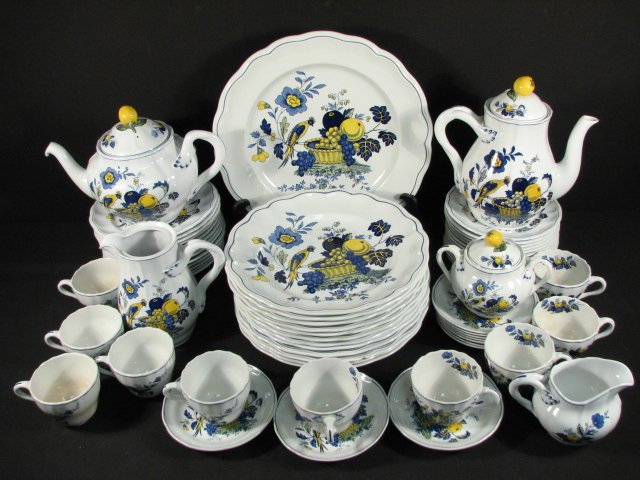 COPELAND SPODE "BLUE BIRD" PORCELAIN DINNERWARE: 65 PCS: Lot of assorted Copeland Spode porcelain dinnerware. Includes (13) 7.75" plates, (12) 10.5" plates, (14) 6.75" plates, (10) 5.5" saucers, (10) 4" wide (rim to handle) cups, (1) 8.5" tall teapot, (1) 7