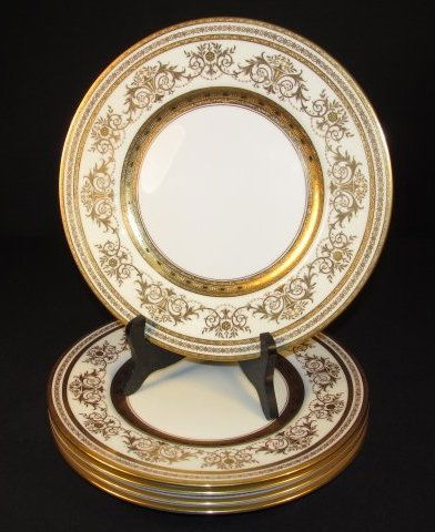 MINTON BONE CHINA (5) GOLD DESIGN PLATES:# H5064 DIAM.: A set of (5) vintage Minton bone chine 10.5" plates in the H5064 "Gold Design" pattern. Condition: Good, see images. Shipping weight is approx. 7.6 lbs.