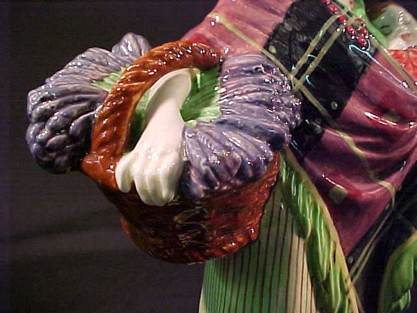 ROYAL DOULTON FIGURINE SWEET LAVENDER - 3
