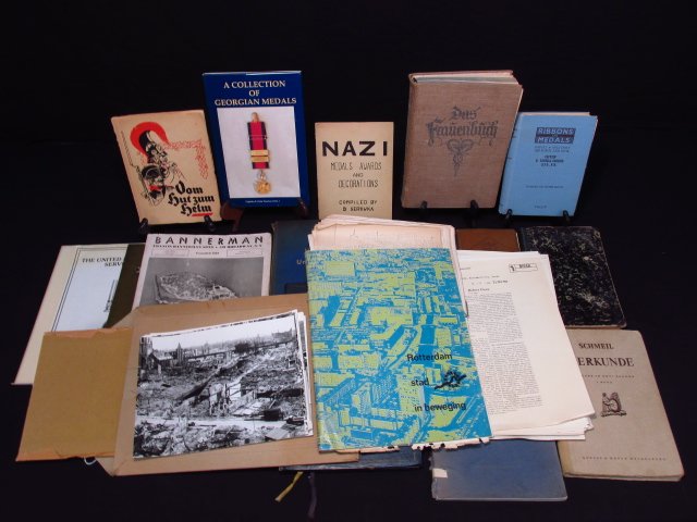 BOOK LOT: OLD AMERICAN & GERMAN VOLUMES, MILITARY &: A mixed lot of vintage American and German military insignia, uniforms, history and resource books including WWII German medal/insignia identification. Also included in this lot are WW2 and mid-20th c