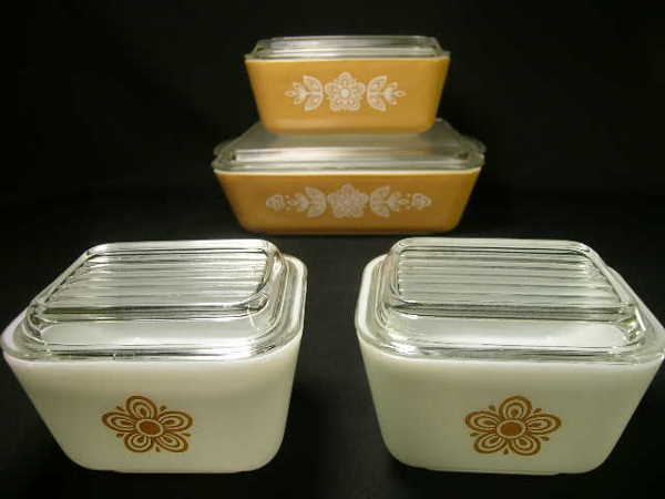NESTING PYREX REFRIGERATOR BOWLS 4 PCS: Lot 587: NESTING PYREX REFRIGERATOR BOWLS 4 PCS - Largest measures 8 1/2" long x 7" wide, medium is 7" long x 4" wide and the two smaller bowl are 4" long x 3 1/2" wide. All have glass covers. No chip