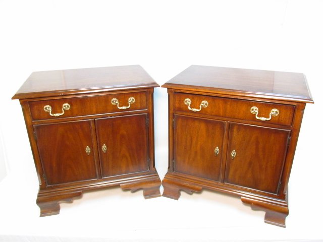 PAIR DREXEL HERITAGE MAHOGANY FINISHED NIGHT STANDS (1 of 7)