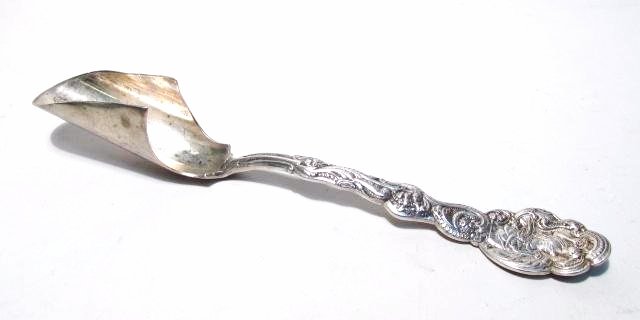 GORHAM "VERSAILLES" STERLING SILVER CHEESE SCOOP (1 of 8)