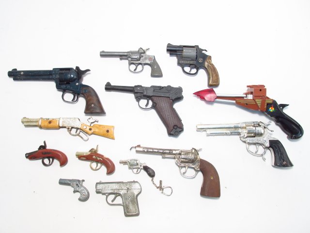 COLLECTION OF VINTAGE TOY PISTOLS & GUNS (1 of 6)