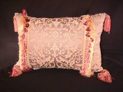 DECORATIVE VELVET THROW PILLOW GREEN GOLD TASSELS: DECORATIVE VELVET THROW PILLOW GREEN GOLD TASSELS Measures 12" wide x 18" long. Good condition.