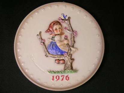HUMMEL PORCELAIN ANNUAL PLATE 1976 APPLE TREE GIRL: Lot 483: HUMMEL PORCELAIN ANNUAL PLATE 1976 APPLE TREE GIRL - Numbered 269. Measures 7 1/2" wide. No chips, cracks or crazing. No box.