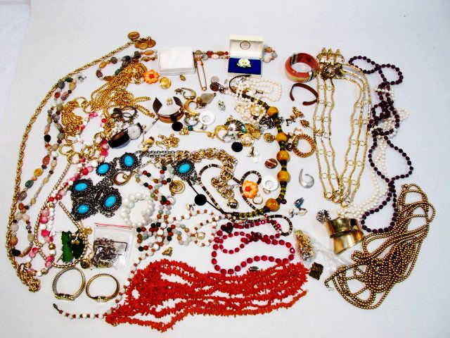 LARGE LOT ASSORTED LADIES COSTUME JEWELRY (1 of 10)