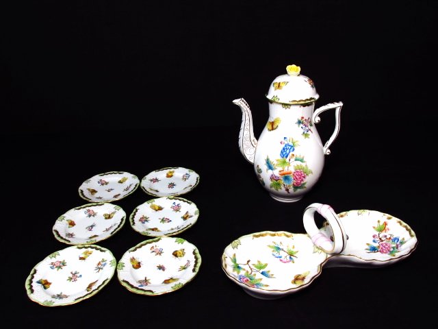 HEREND "QUEEN VICTORIA" PORCELAIN DINNERWARE: 8 PCS (1 of 9)