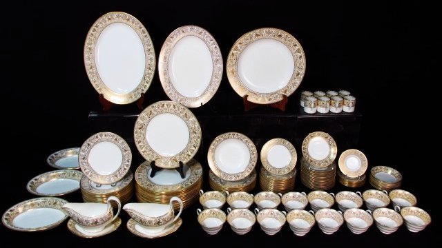 WEDGWOOD "GOLD FLORENTINE" PORCELAIN DINNERWARE: 122: Wedgwood "Gold Florentine" pattern porcelain dinnerware. Includes 122 total pieces: (16) 10.75" plates, (16) 8" plates, (16) 6" plates, (8) 5" fruit bowls, (8) 8" soup bowls, (16) teacups, (16) 5.75" 