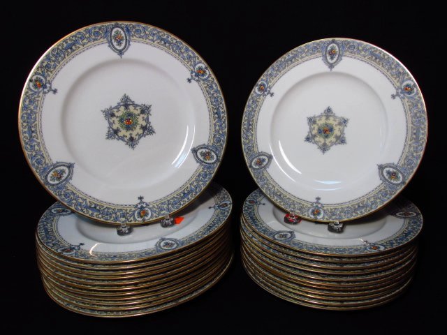 24 LARGE PLATES ROYAL WORCESTER PORTIA PATTERN: A lot of (12) 9" plates and (12) 10.14" plates by Royal Worcester bone china in the Portia pattern. Condition: Good, one 10.14" plate has a rim chip, scattered light utensil marks, see images. Shippin