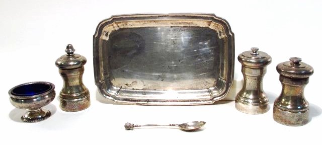 SMALL GROUP OF STERLING SILVER TABLEWARES: Small group of sterling silver tablewares. Includes a small 9" x 6" tray, three salt/pepper grinders, a small salt cellar with glass insert, and a small spoon. Condition: all show signs of use and wea