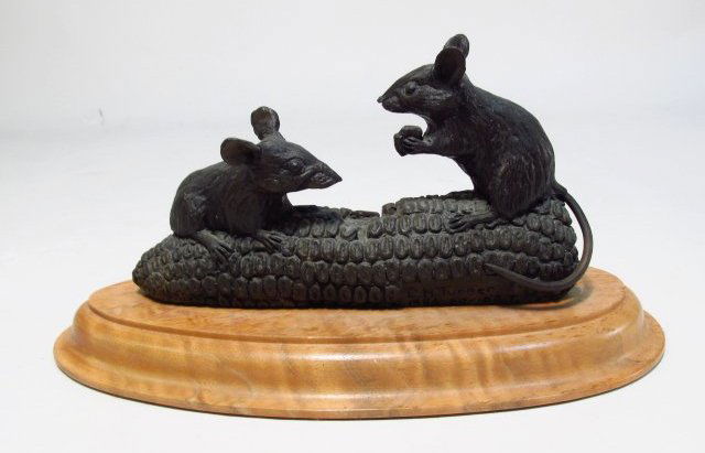 DAVID H. TURNER LIMITED EDITION BRONZE SCULPTURE: MICE: David H. Turner limited edition bronze sculpture depicting two mice eating an ear of corn. Signed, dated, and numbered on backside "D.H. Turner 1986 60/100". Mounted to oval wooden base. Condition: go