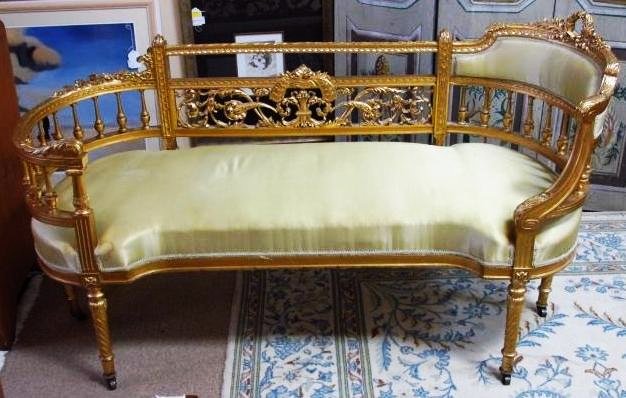 ROCOCO STYLE GILTWOOD DAYBED OR SETTEE: Rococo style giltwood daybed or settee measuring 34.5" tall x 61.25" long and 24" deep. Condition: minor signs of wear/age, some losses, some soiling to upholstery, see images. Weight: approx. 60 lbs.