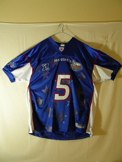DONOVAN MC NABB 2004 PRO BOWL OFFICIAL JERSEY: Lot 633: DONOVAN MC NABB 2004 PRO BOWL OFFICIAL JERSEY - Exactly like the one he wore in Hawaii. issued by Reebok, "Players on Field" apparel. All tags intact. Size 56.