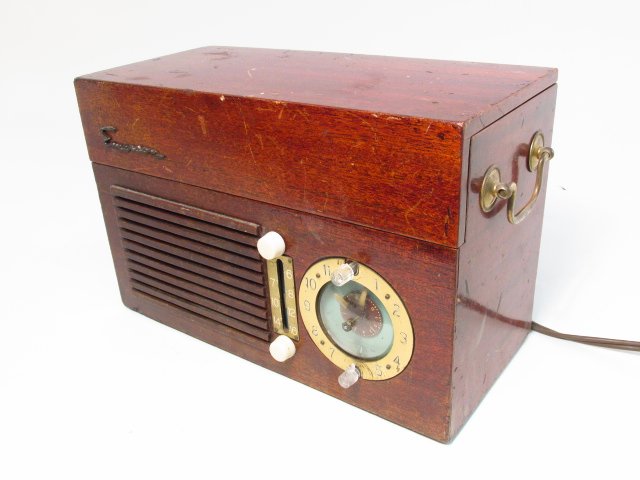ANTIQUE WOODEN EMERSON RADIO (1 of 8)