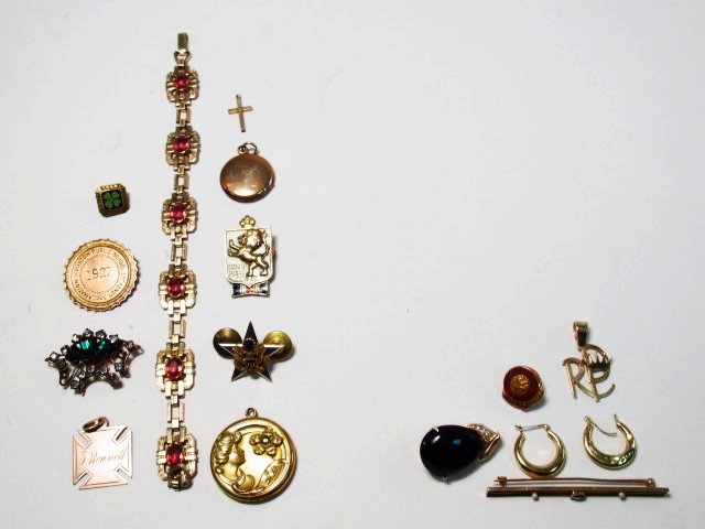 LOT OF VINTAGE & ANTIQUE GOLD AND GOLD FILLED JEWELRY (1 of 8)