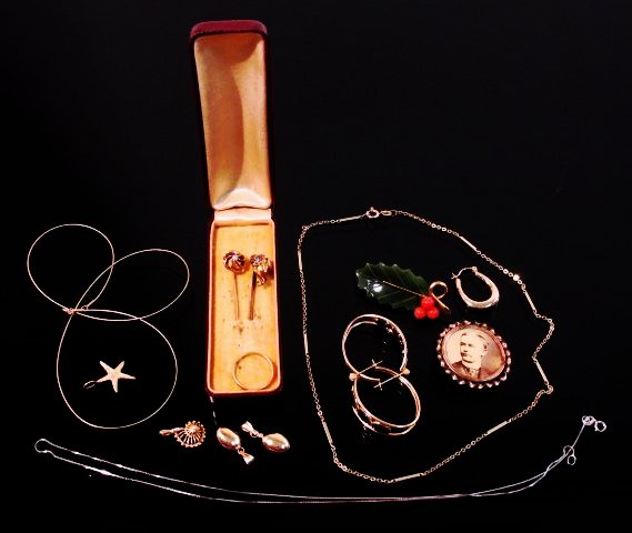 SMALL JEWELRY LOT: 14K GOLD, 18K GOLD, ETC. (1 of 8)